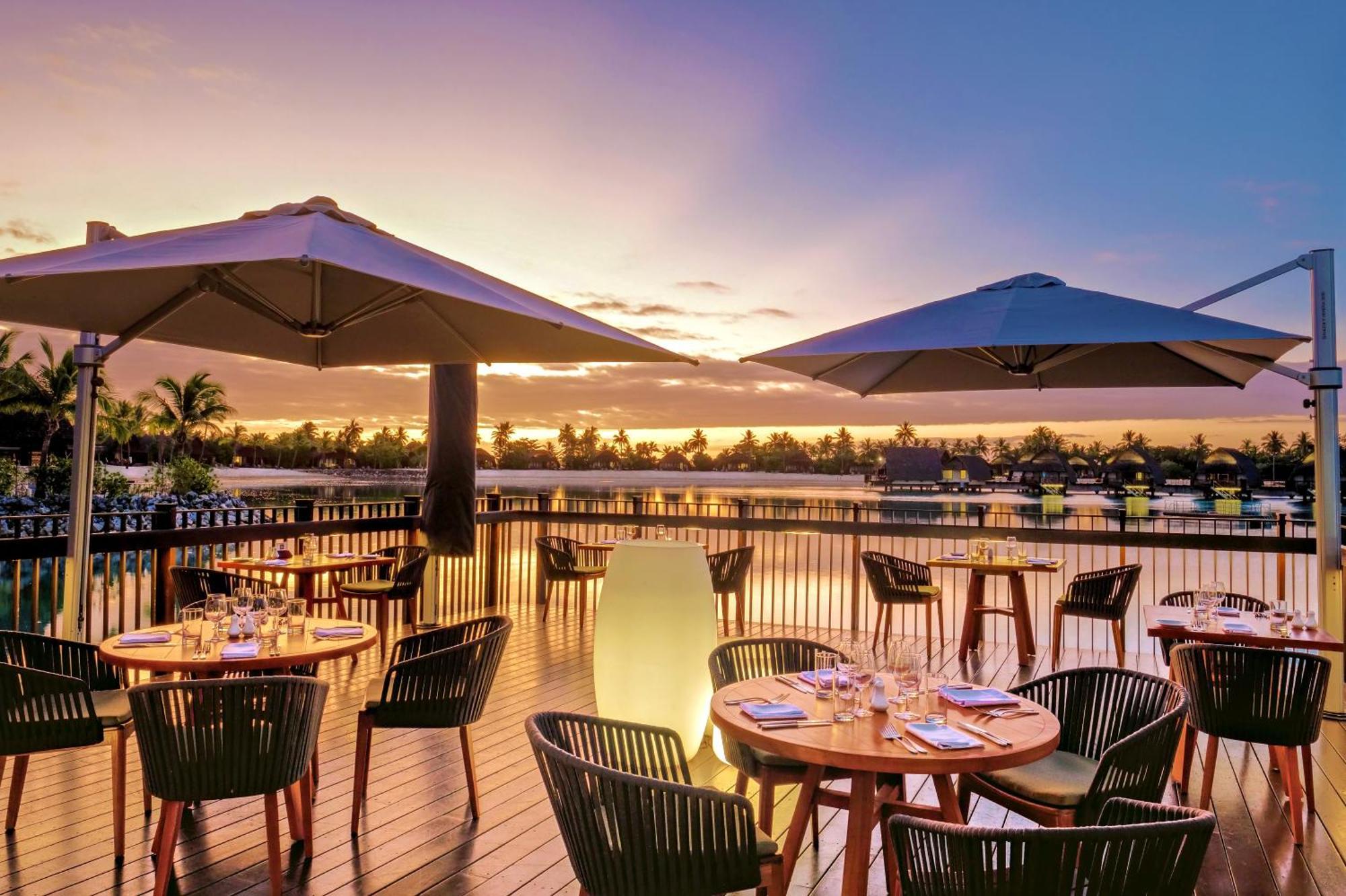 Fiji Marriott Resort Momi Bay מראה חיצוני תמונה Sunset at the Deck