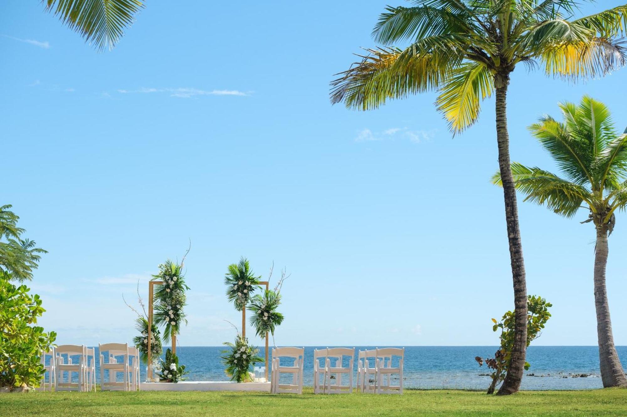 Fiji Marriott Resort Momi Bay מראה חיצוני תמונה A beach wedding in Fiji