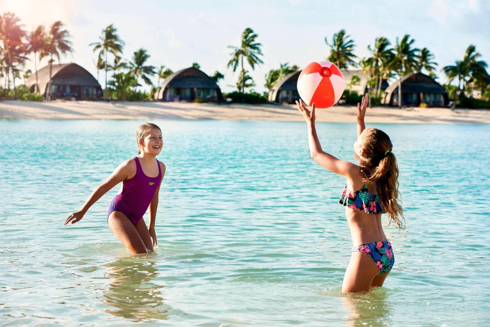 Fiji Marriott Resort Momi Bay מראה חיצוני תמונה Two girls playing with a beach ball