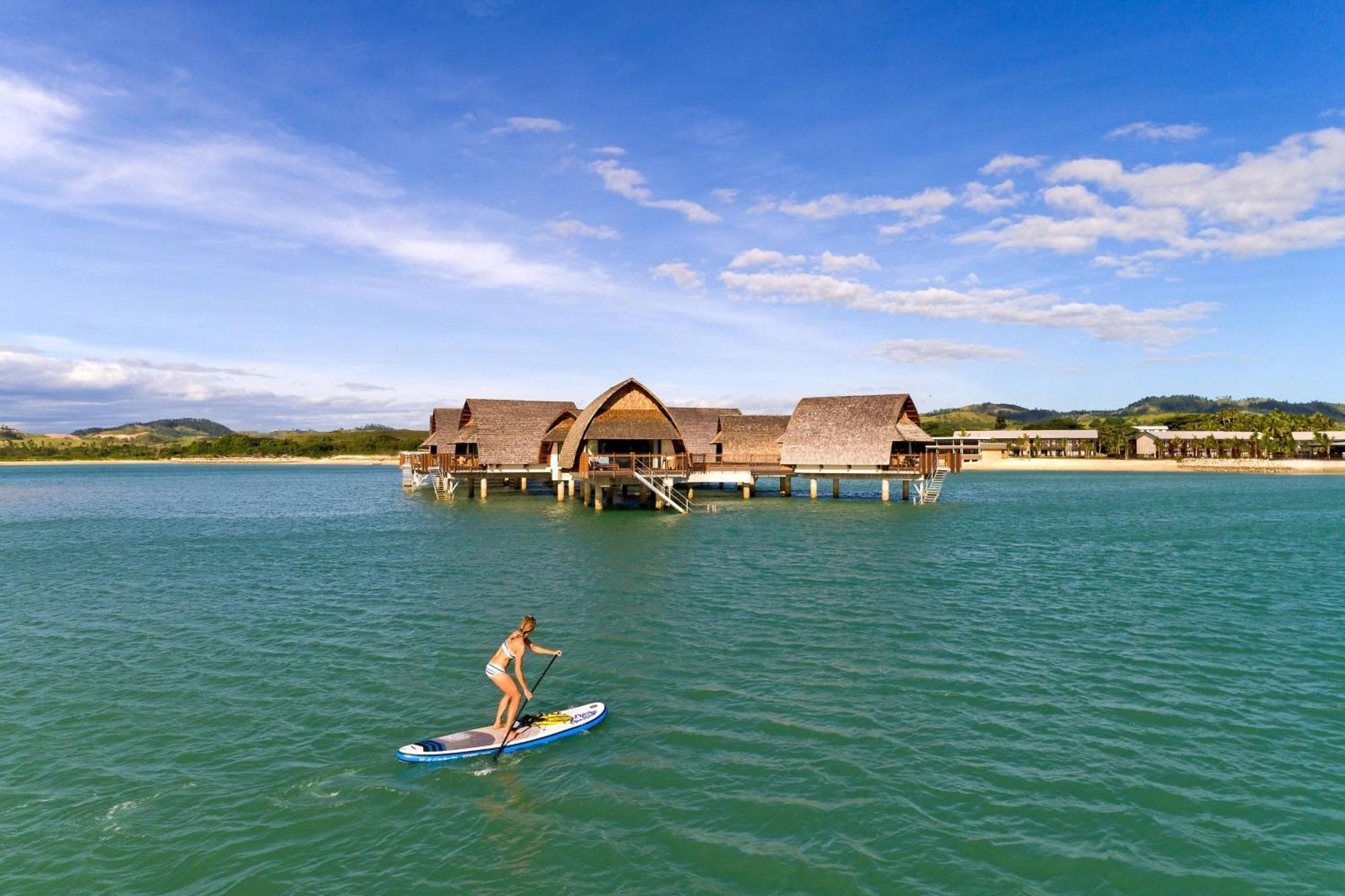 Fiji Marriott Resort Momi Bay מראה חיצוני תמונה The resort's overwater bungalows