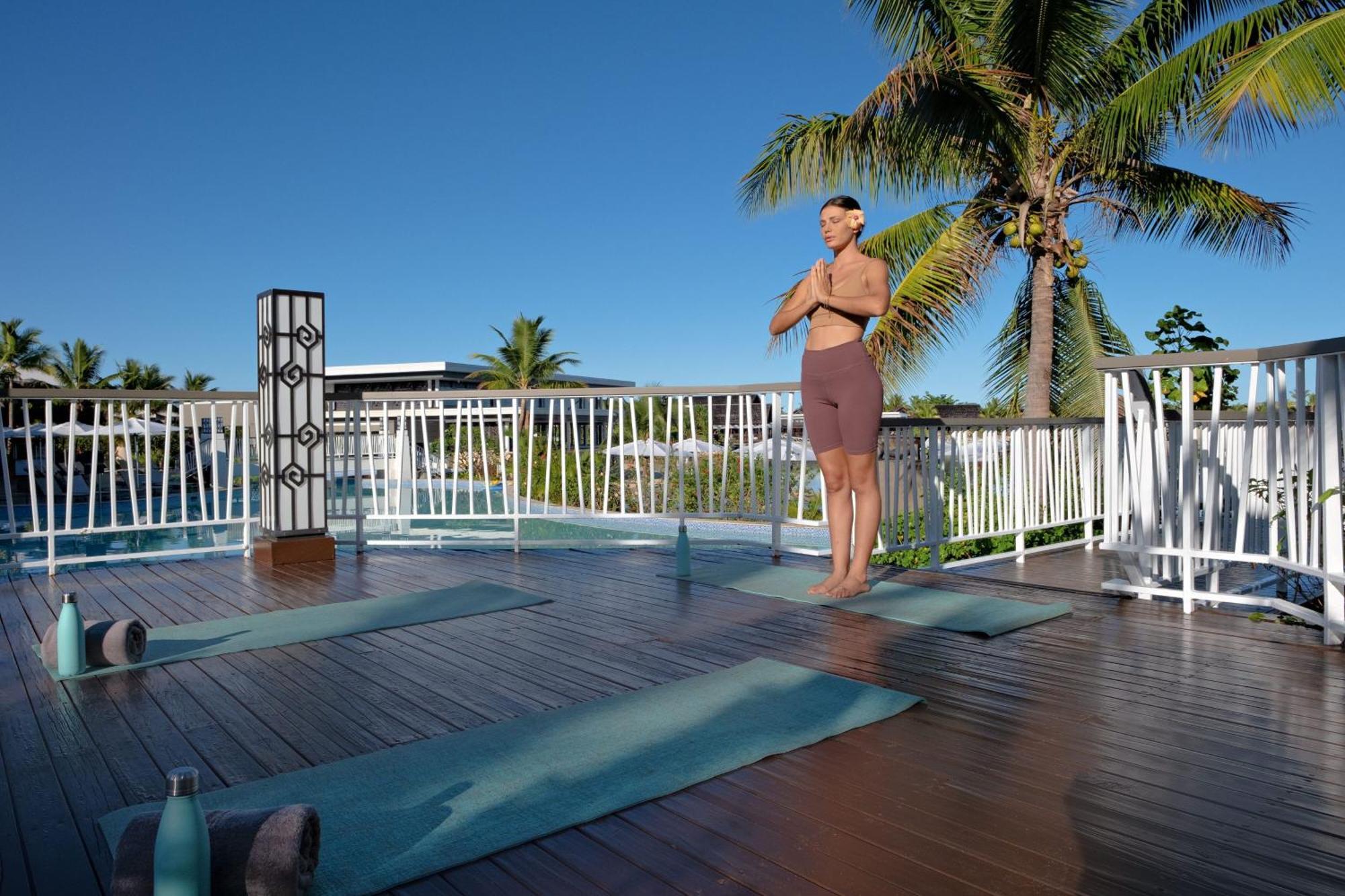 Fiji Marriott Resort Momi Bay מראה חיצוני תמונה A man practicing yoga at a resort in Fiji