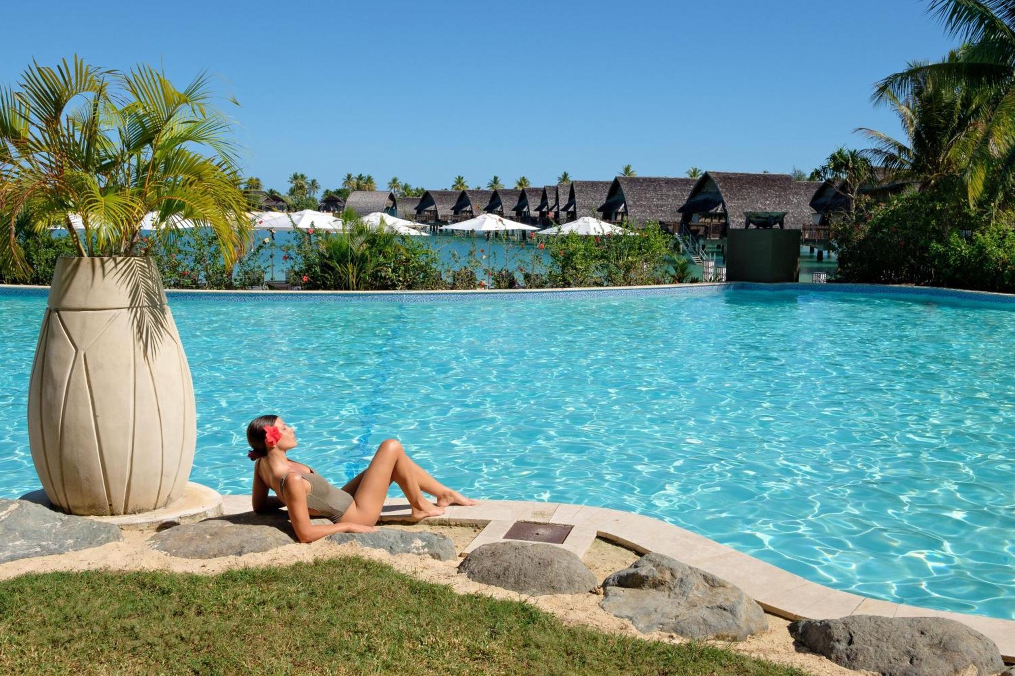 Fiji Marriott Resort Momi Bay מראה חיצוני תמונה A woman sunbathing at a resort in Fiji