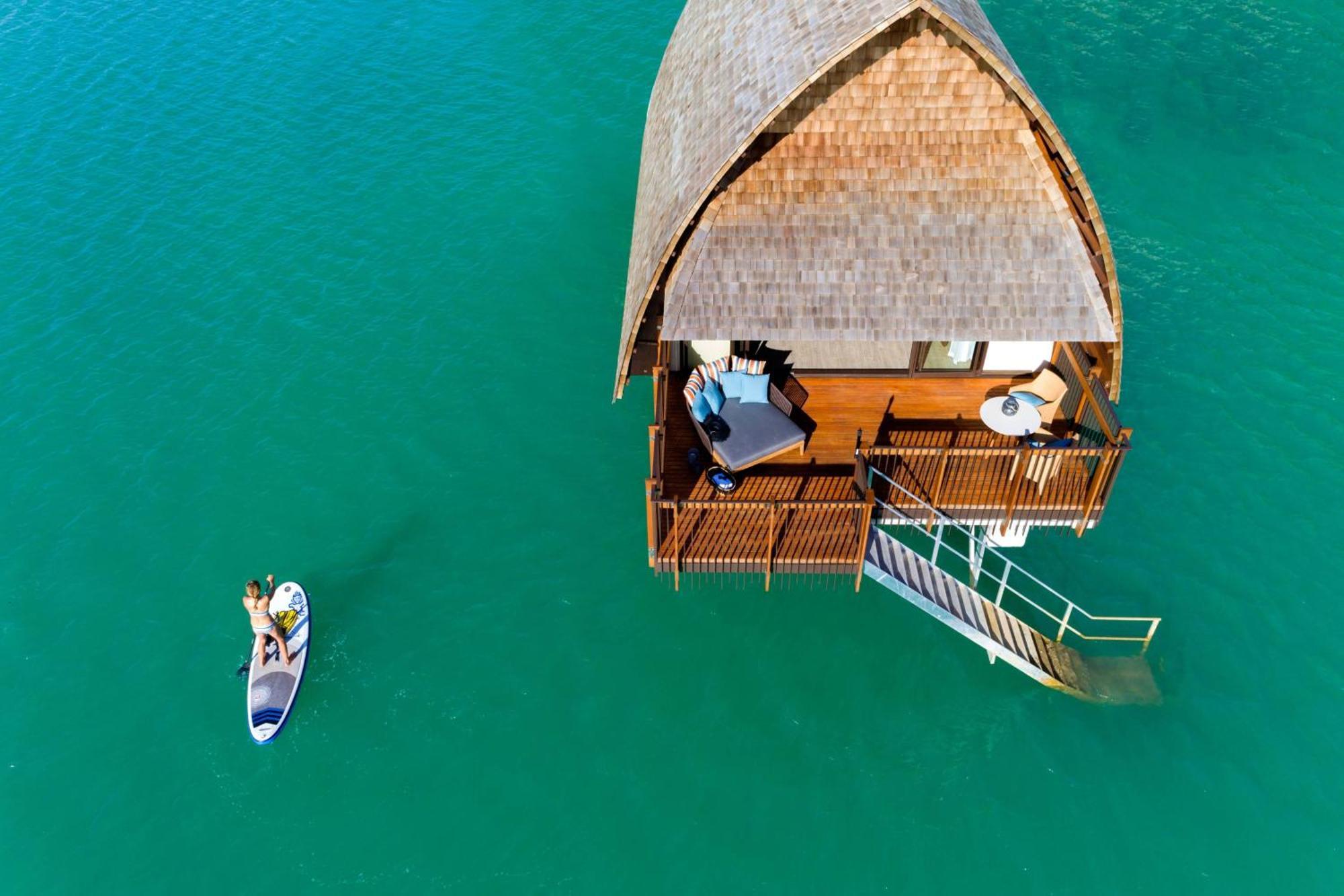 Fiji Marriott Resort Momi Bay מראה חיצוני תמונה Aerial view of a floating bungalow