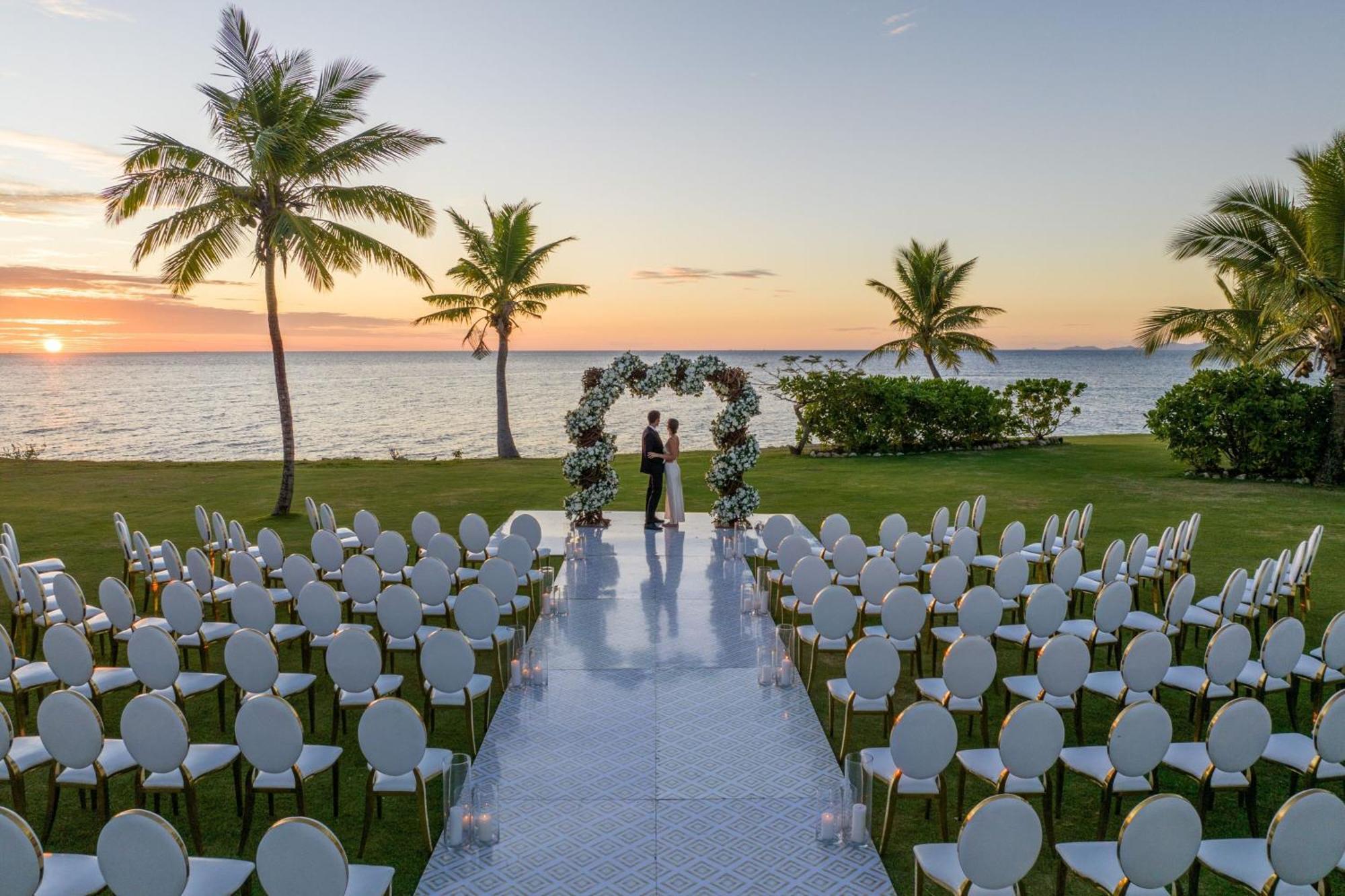 Fiji Marriott Resort Momi Bay מראה חיצוני תמונה Wedding at the Four Seasons Resort