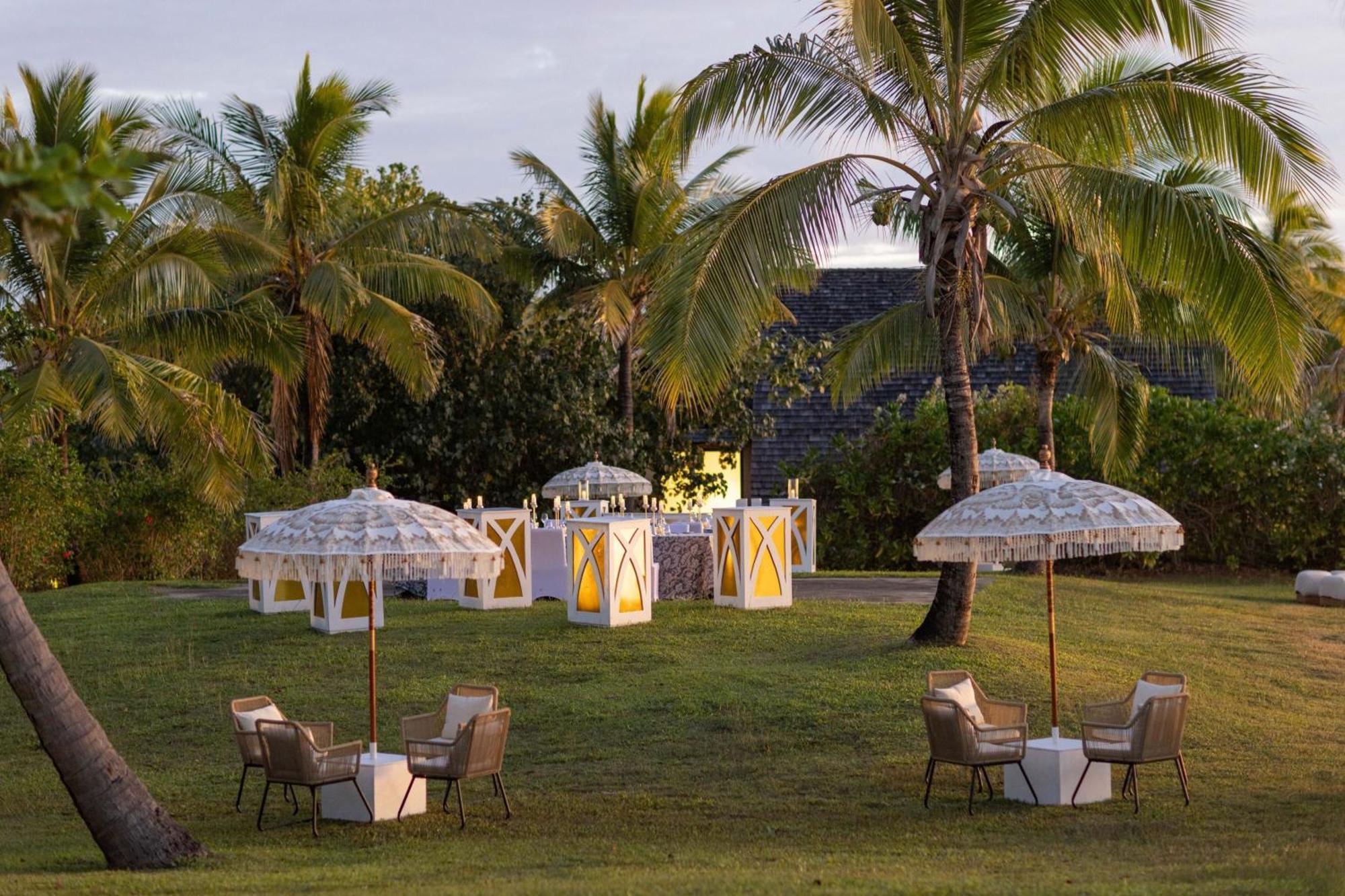 Fiji Marriott Resort Momi Bay מראה חיצוני תמונה The lawn at the Four Seasons Resort