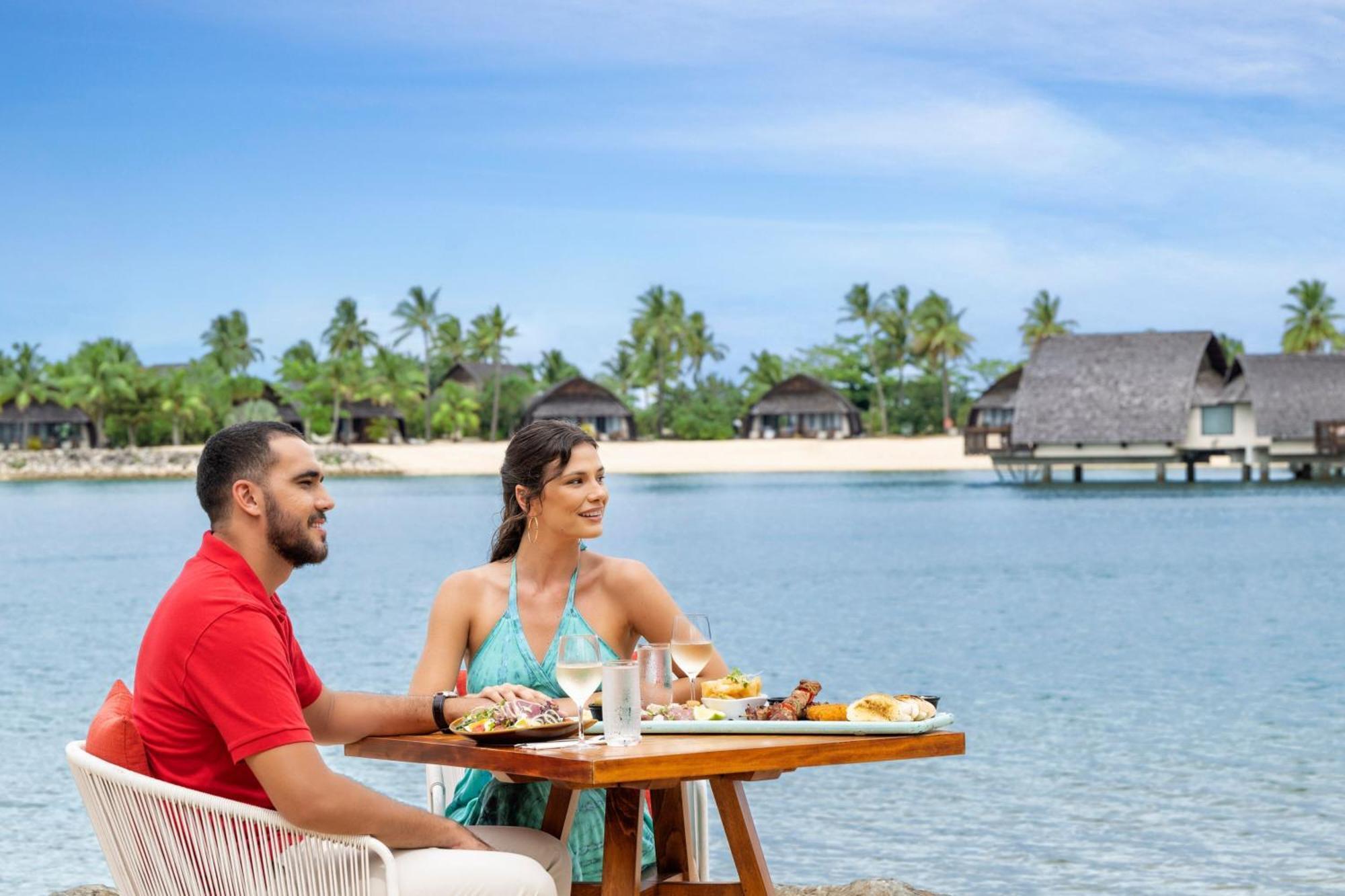Fiji Marriott Resort Momi Bay מראה חיצוני תמונה A couple at the beach