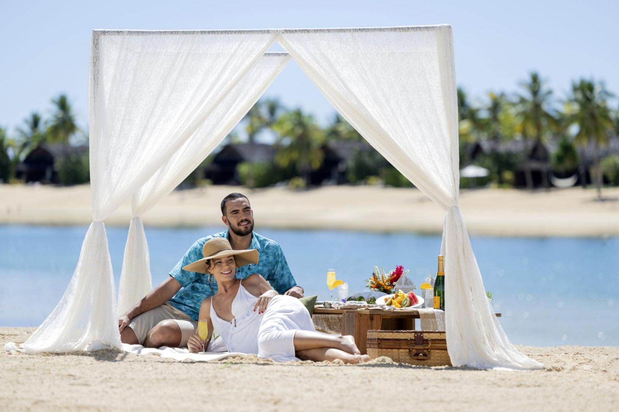 Fiji Marriott Resort Momi Bay מראה חיצוני תמונה A couple on a picnic
